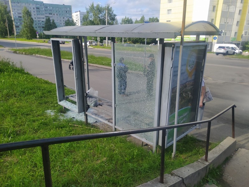 В Сыктывкаре установили личность вандала, разбившего остановку в Эжве
