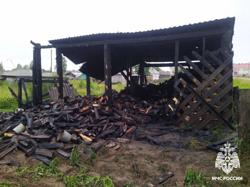В селе Усть-Нем сгорел дровяник