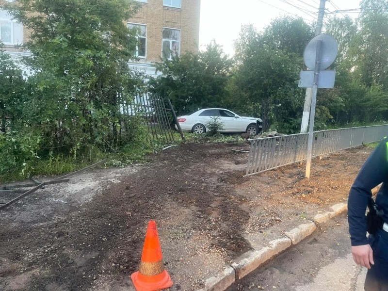 Ухтинец на "Мерседесе" снес школьный забор