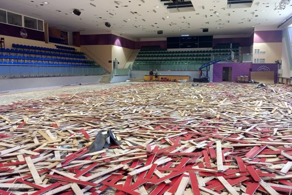 На главной баскетбольной арене Коми меняют напольное покрытие