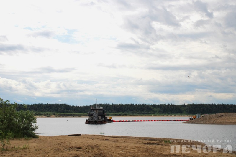 В Печоре приступили к дноуглублению на месте причаливания судов у правого берега реки