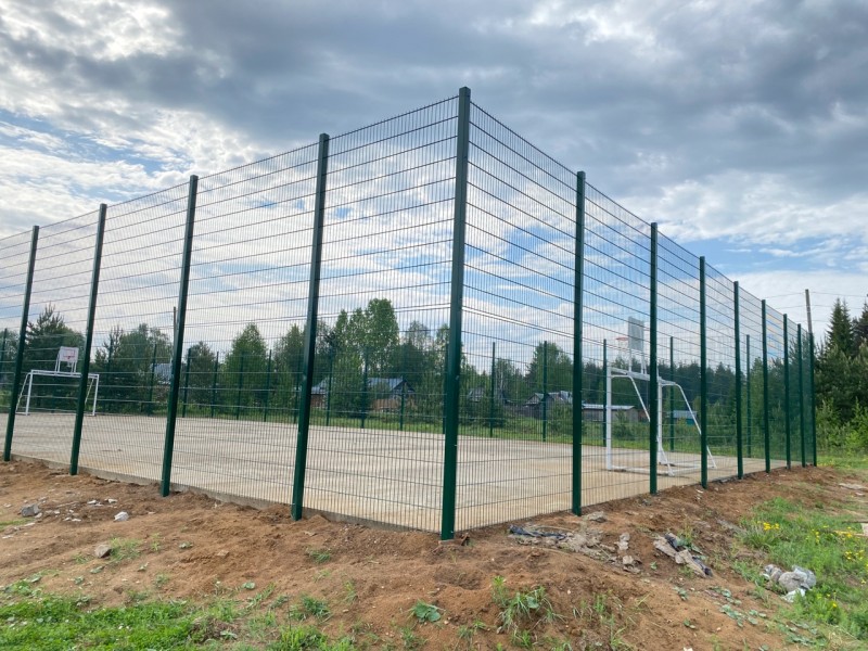 В усть-куломском поселке Кебанъель установили новую спортплощадку