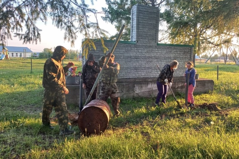 Жители ижемского Няшабожа благоустраивают общественные территории к юбилею села