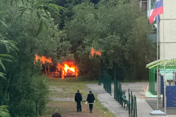 В центре Воркуты дотла сгорела машина