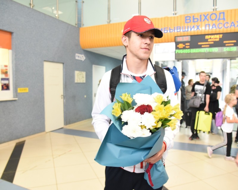 Среди пассажиров вынужденно приземлившегося в Кирове самолета из Москвы в Сыктывкар оказался призер первенства Европы по боксу