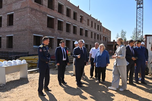 Гольдштейн потребовал от подрядчика сдать поликлинику в Усть-Куломе до конца года