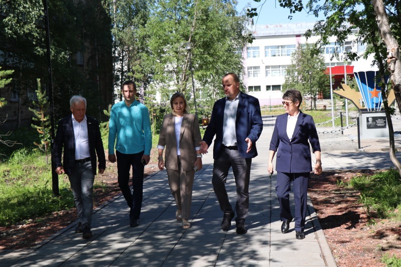 В Инте член правительства Коми Наталья Хозяинова и депутат Госсовета Руслан Магомедов оценили ремонт соцобъектов
