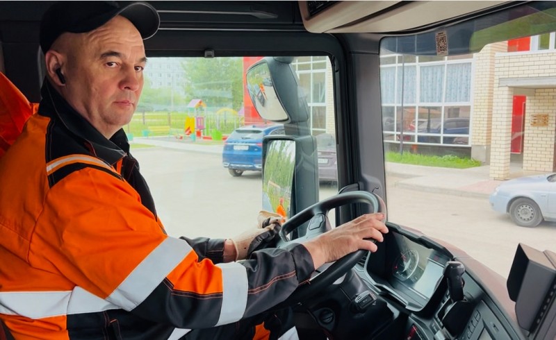 Водитель мусоровоза Дмитрий Иванов: "Мы поддерживаем чистоту в любимом Сыктывкаре"