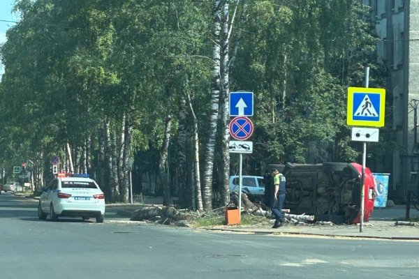 В Сыктывкаре не перекрестке ул.Советской и ул.Д.Каликовой опрокинулось авто, один человек пострадал