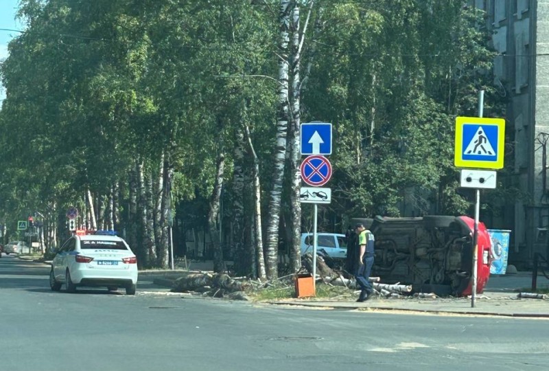 В Сыктывкаре не перекрестке ул.Советской и ул.Д.Каликовой опрокинулось авто, один человек пострадал
