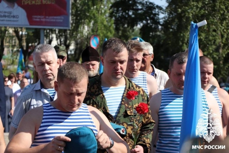 В Сыктывкаре воины ВДВ почтили память погибших героев
