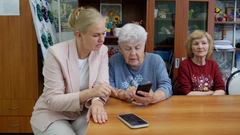 Екатерина Грибкова провела обучение работе с мессенджером MAX в Эжвинском центре соцзащиты