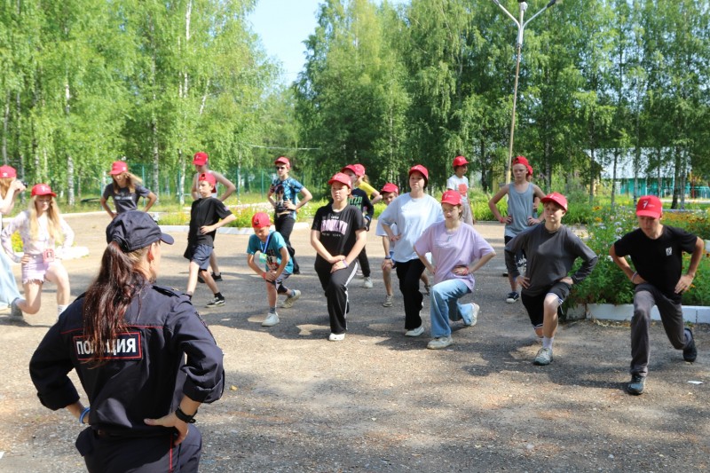 В Коми полицейские ко Дню физкультурника провели зарядку в детском лагере "Чайка"