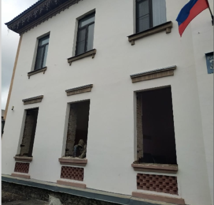 В интинской Детской школе искусств продолжается замена окон
