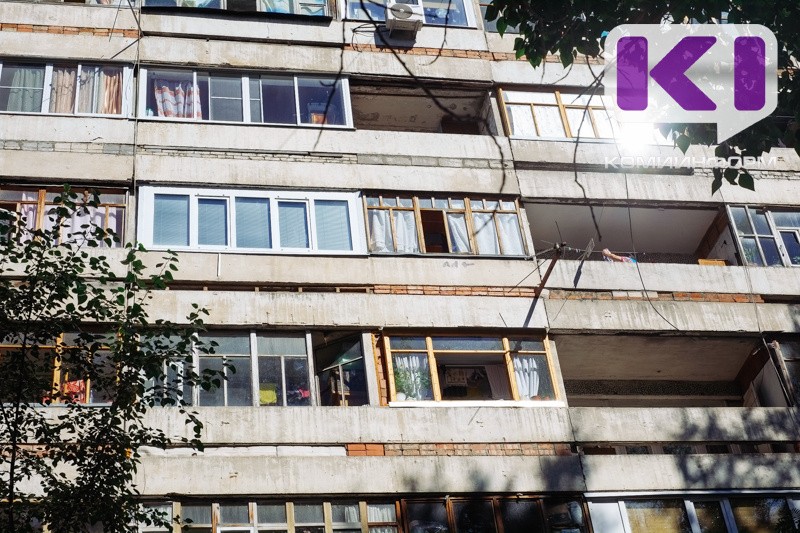 В Сыктывкаре оставленный без присмотра 4-летний ребенок вышел на открытый балкон
