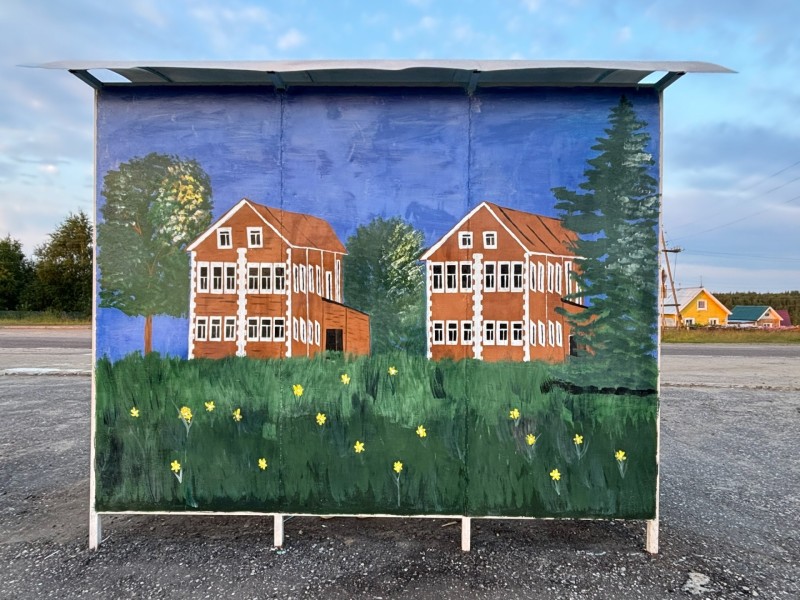 Жители ижемской деревни Диюр создали арт-объект из обычной автобусной остановки