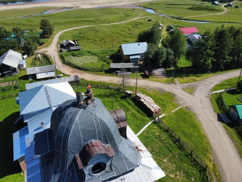 Волонтеры продолжают восстанавливать колокольню Церкви Собора Пресвятой Богородицы в Мошьюге