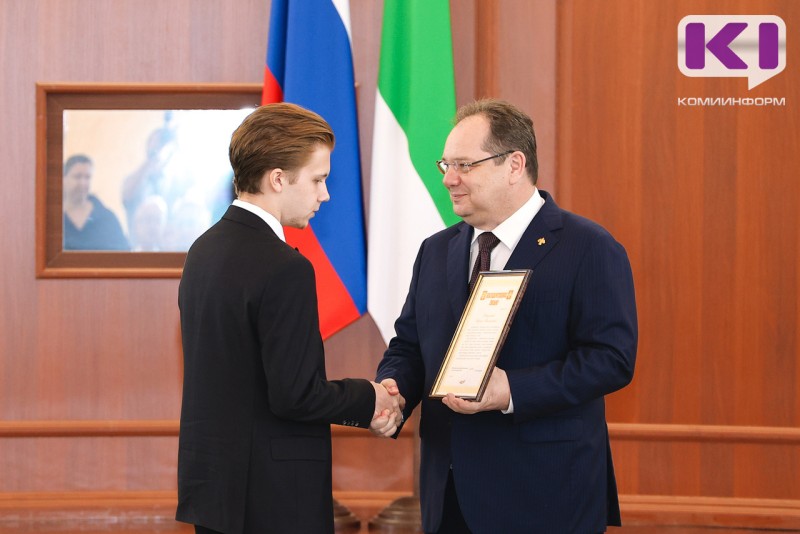 Вы гордость Республики Коми: Ростислав Гольдштейн наградил призеров Всероссийской олимпиады школьников и стобалльников ЕГЭ