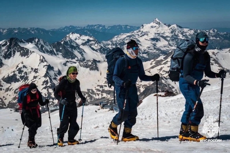 Сотрудник Сыктывкарского поисково-спасательного отряда МЧС России поднялся на Эльбрус 