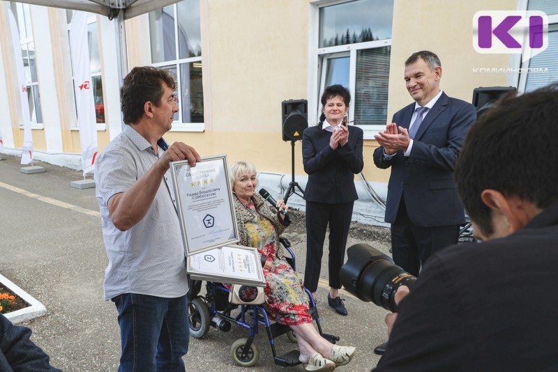 Маргарита Колпащикова вручила четыре звезды жд-вокзалу Сыктывкара и пять звезд службе сопровождения маломобильных пассажиров 