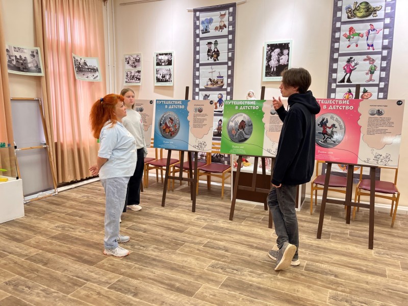 "Путешествие в детство": в Выльгортском музее открылась фотовыставка памятных монет

