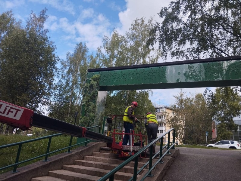 В Мичуринском парке вандалы повредили входную арку 