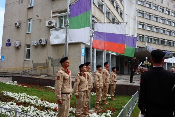 В Сыктывкаре праздничные мероприятия начались с церемонии поднятия государственных флагов

