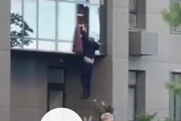 Сходил за хлебушком: сыктывкарец вышел из квартиры через окно и стал героем видеороликов