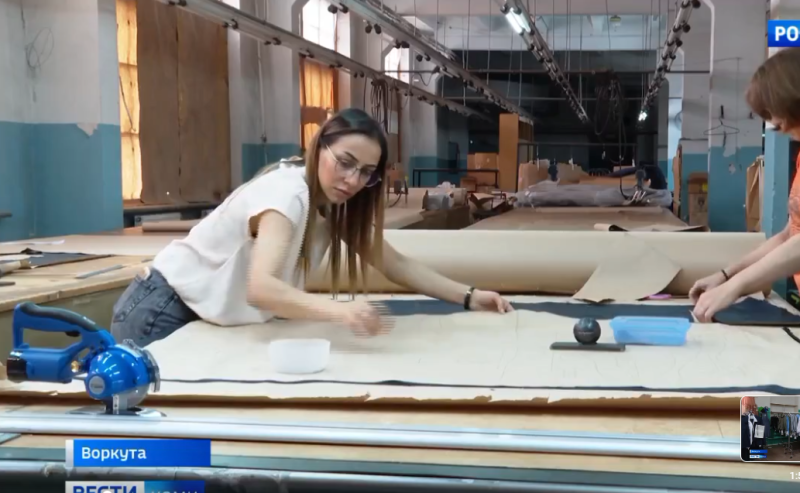 На воркутинской швейной фабрике шьют кадетскую форму для учеников школ