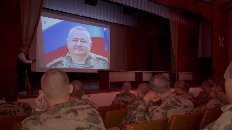 В Сыктывкаре вдова Героя Республики Коми майора Виталия Лифенко рассказала военнослужащим Росгвардии о жизни и подвиге своего супруга 