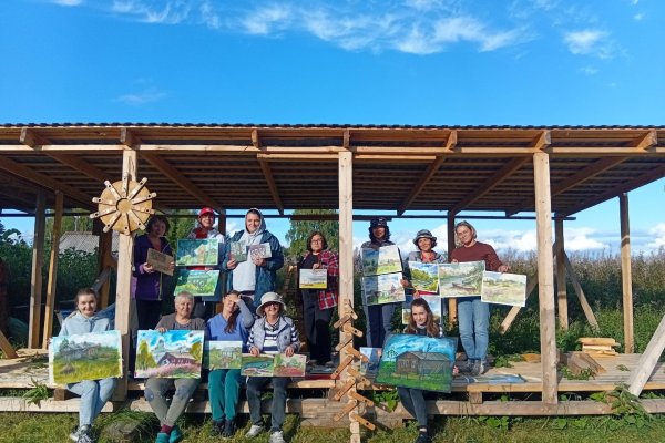 В сыктывдинской деревне Ипатово волонтеры продолжили благоустройство здания земского училища