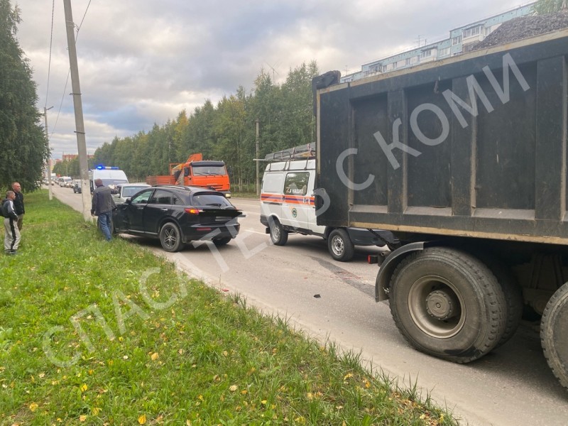 Infiniti и грузовик Dongfeng не поделили дорогу в Ухте 