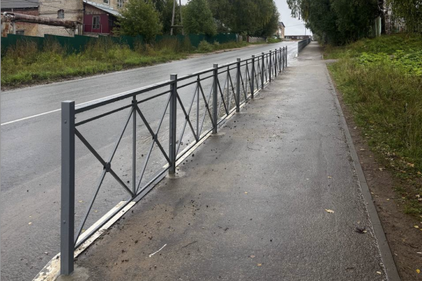 По представлению прокуратуры Прилузского района администрация установила пешеходное ограждение
