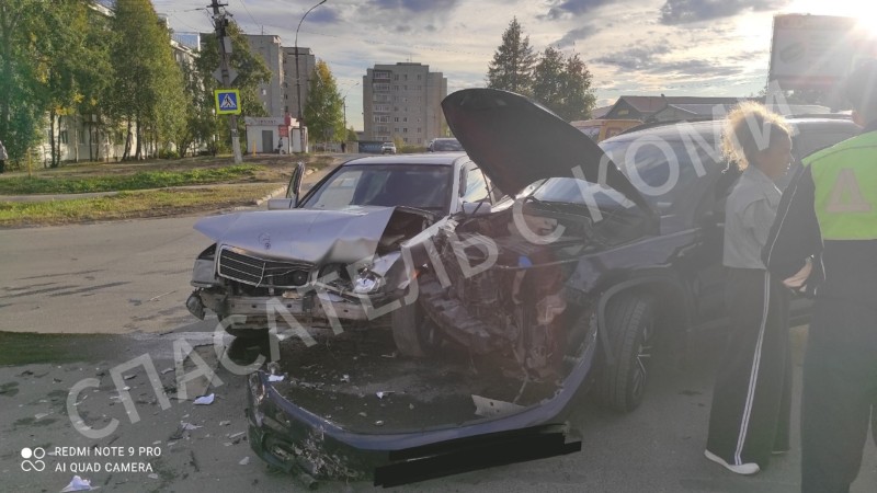 В Ухте дорогу не поделили Mercedes-Benz и Volkswagen Tiguan