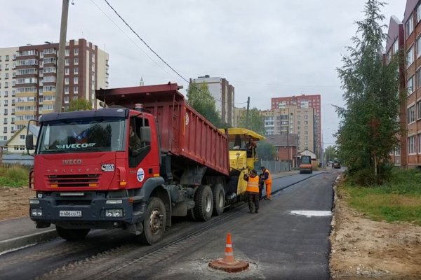 В Сыктывкаре на улице Громова укладывают новый асфальт
