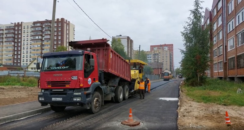 В Сыктывкаре на улице Громова укладывают новый асфальт