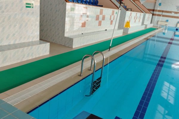 В плавательном бассейне Емвы уложили противоскользящее покрытие
