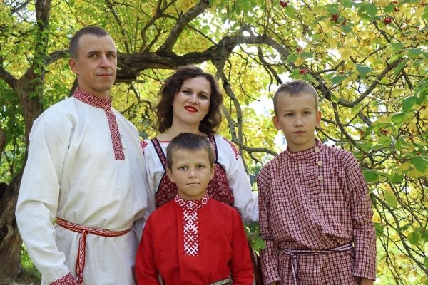 Сыктывкарской семье предоставили национальные костюмы для участия в конкурсе после обращения на прямую линию Ростислава Гольдштейна