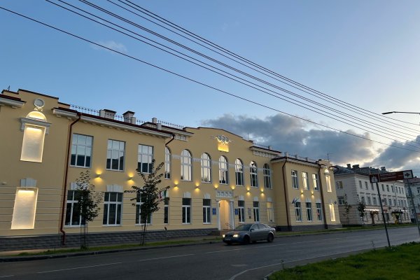 Фасад гимназии имени Пушкина на улице Орджоникидзе украсили подсветкой