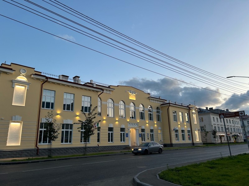 Фасад гимназии имени Пушкина на улице Орджоникидзе украсили подсветкой