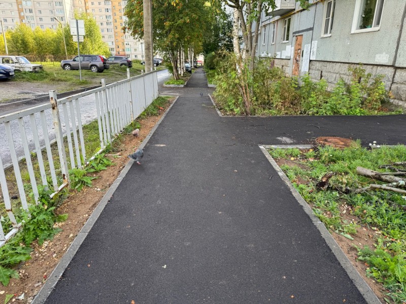 В сыктывкарском дворе по Школьному переулку стало светло и уютно

