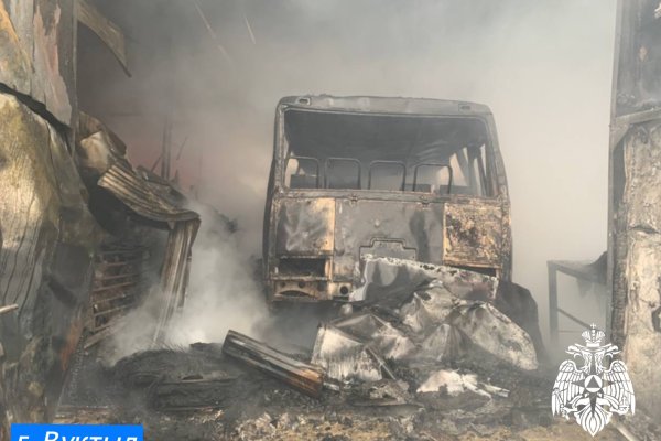 В Вуктыле сгорели гаражные боксы, в Сыктывкаре огнем поврежден цветочный магазин