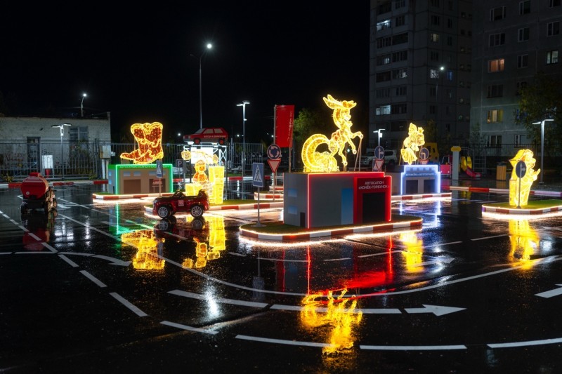 Километр гирлянд и неона: для усинского "Мультидрома" создали небывалую иллюминацию
