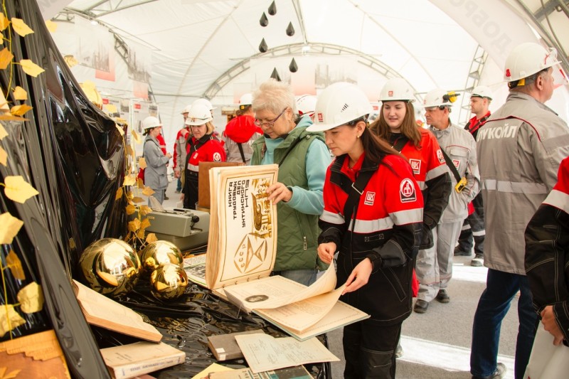 На Ухтинском нефтеперерабатывающем заводе работает выставка, посвящённая истории предприятия