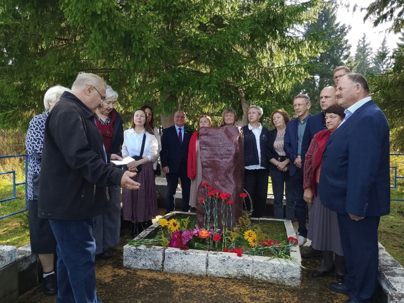 Делегация из Коми посетила место захоронения коми поэта Виктора Савина в Томской области