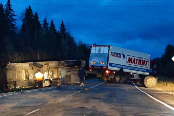 Прицеп грузовика опрокинулся на сыктывкарской объездной дороге в районе Човью