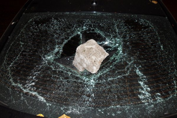 В Сыктывкаре задержали мужчину, разбившего заднее ветровое стекло иномарки