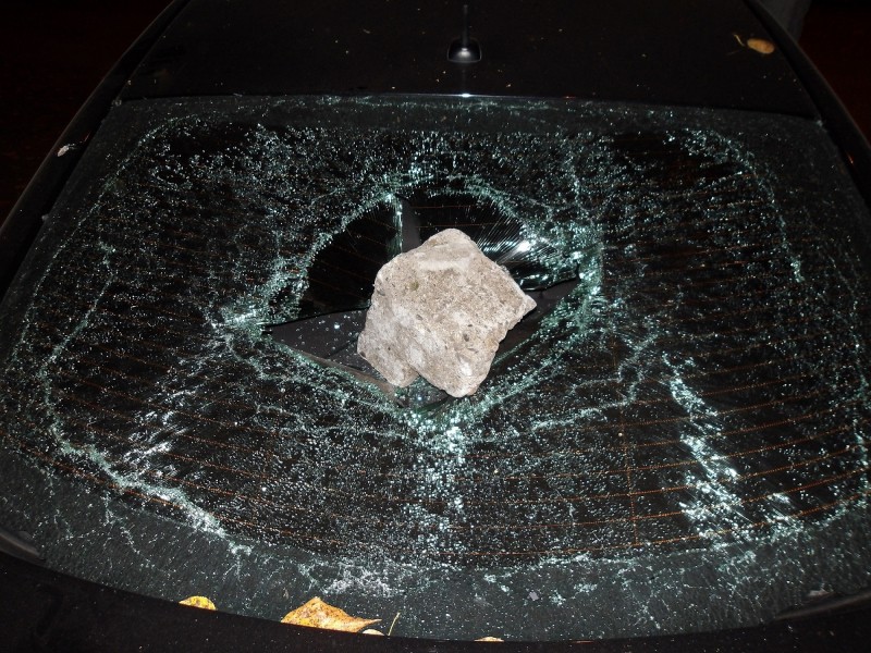 В Сыктывкаре задержали мужчину, разбившего заднее ветровое стекло иномарки