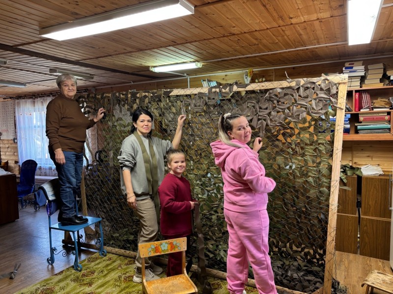 Волонтеры Усть-Вымского района за сентябрь подготовили 52 маскировочные и 4 антидроновые сети для фронта