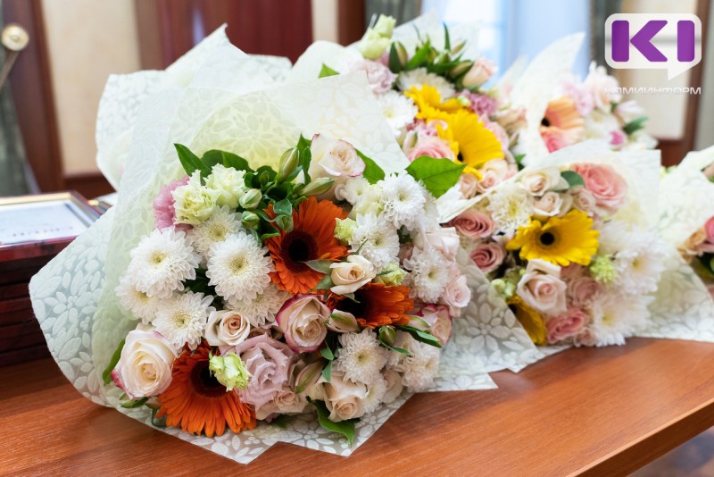 На подарки ко Дню учителя жители Сыктывкара потратят в этом году в среднем 3500 рублей